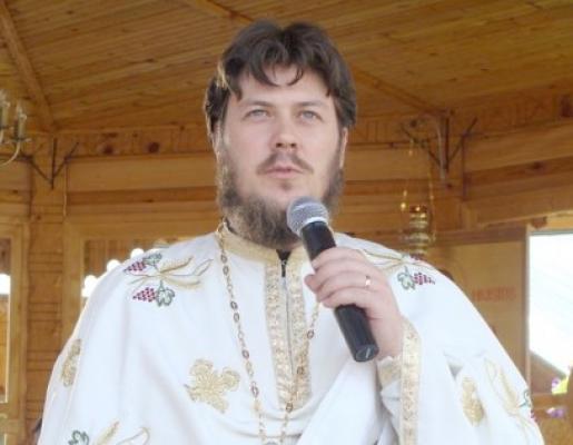 Părintele Tănăsescu: Biserica, târâtă fără voia ei în 